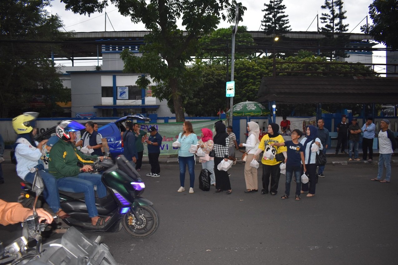 Sewindu, PWI Pokja Kota Bandung Gelar Takjil Gratis Ramadan