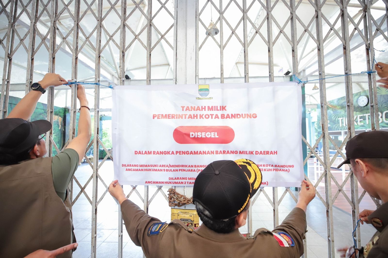 Satpol PP Amankan Aset dan Satwa Kebun Binatang Bandung