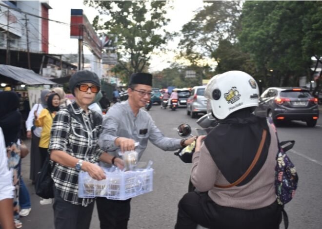 PWI Pokja Kota Bandung Bagikan Takjil Gratis Hari ke-16 Ramadan