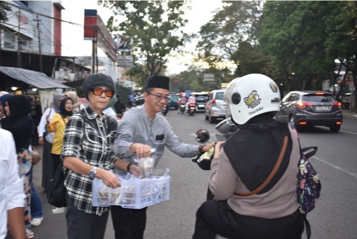 PWI Pokja Kota Bandung Bagikan Takjil Gratis Hari ke-16 Ramadan