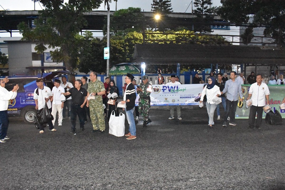 Dandim 0618 Ikut Bagikan Takjil Gratis Bersama PWI Bandung