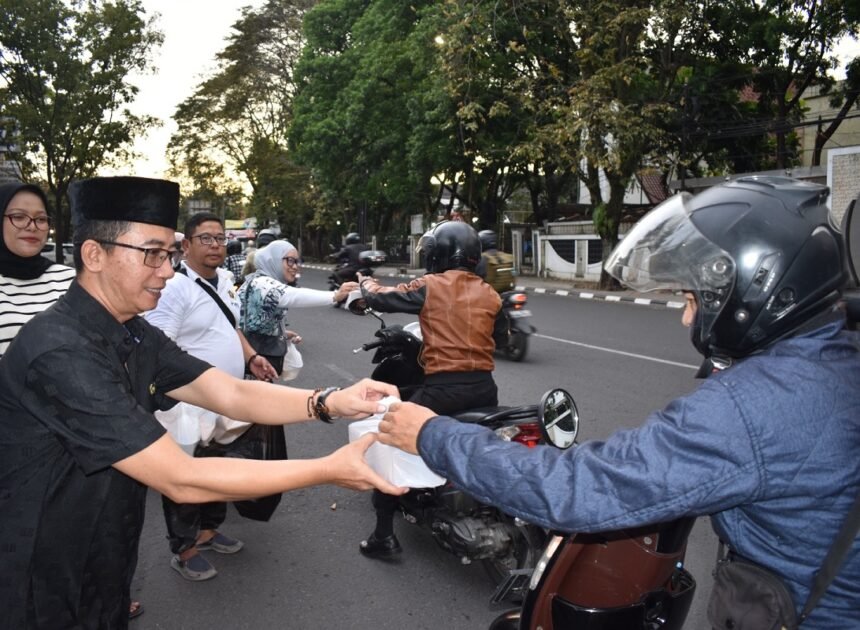 PWI Kota Bandung Bagikan 2.000 Takjil Gratis Selama Ramadan 1447 H