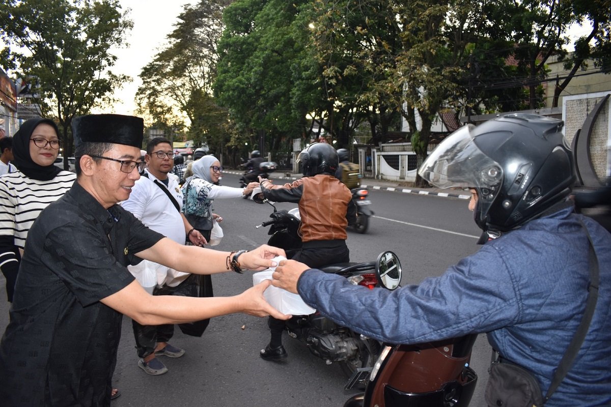 PWI Kota Bandung Bagikan 2.000 Takjil Gratis Selama Ramadan 1447 H