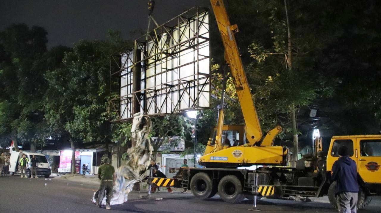 Farhan: Pemkot Bandung Tak Ada Toleransi Bagi Reklame Ilegal