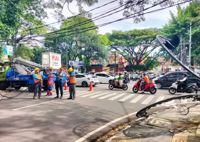 Petugas Gerak Cepat Tangani Tiang PJU yang Roboh di Taman Pramuka