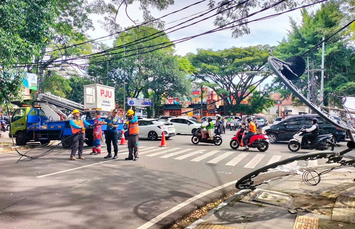 Petugas Gerak Cepat Tangani Tiang PJU yang Roboh di Taman Pramuka