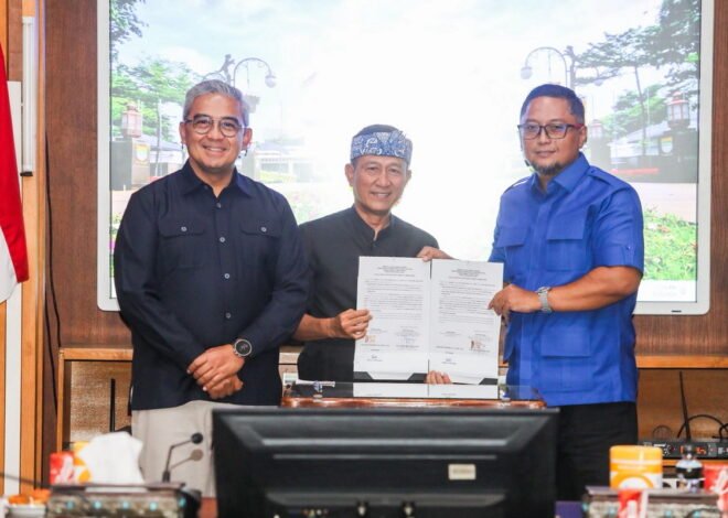 Pemkot Bandung Serahkan BAST Hibah Bankeu Parpol Rp13,7 Miliar