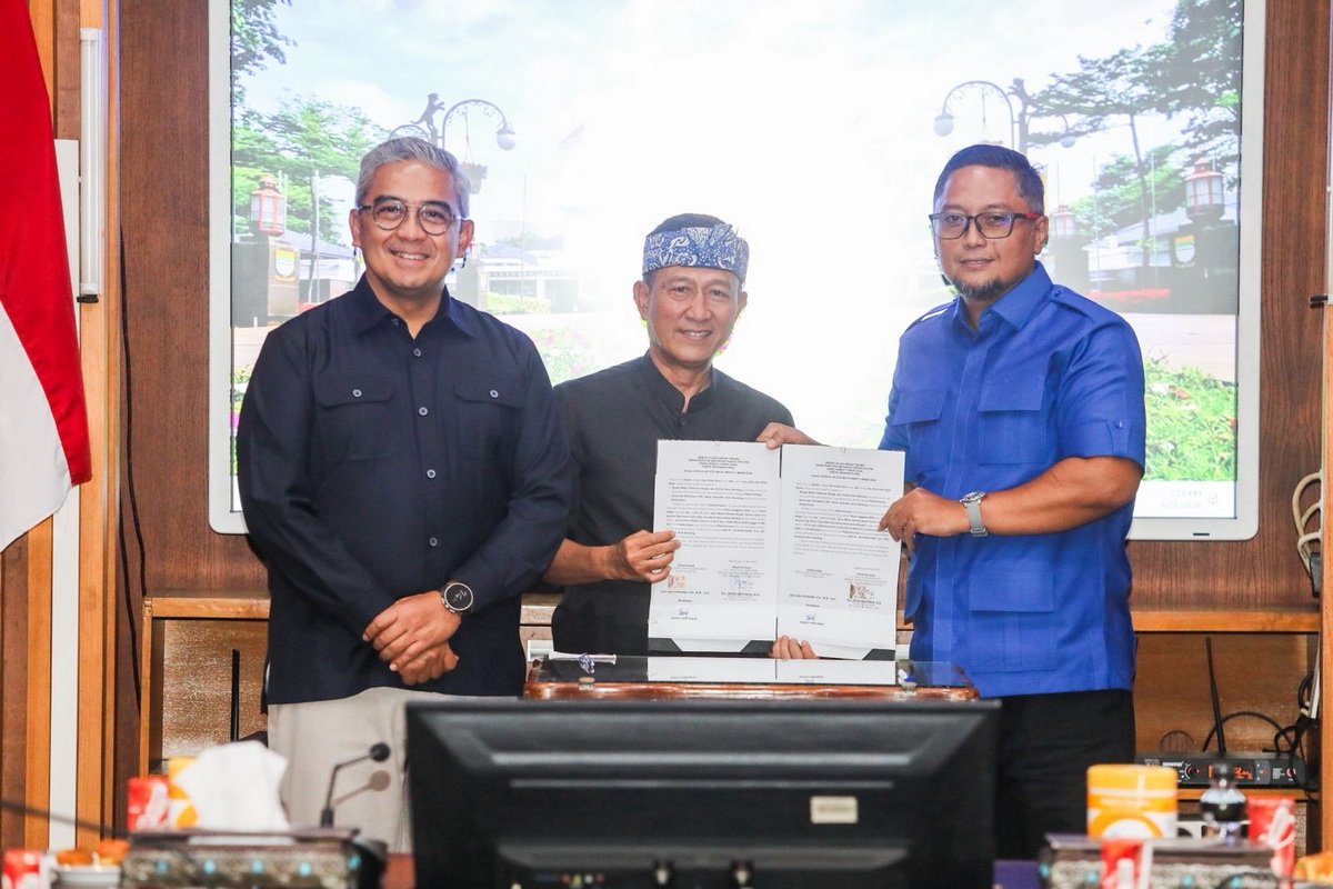 Pemkot Bandung Serahkan BAST Hibah Bankeu Parpol Rp13,7 Miliar