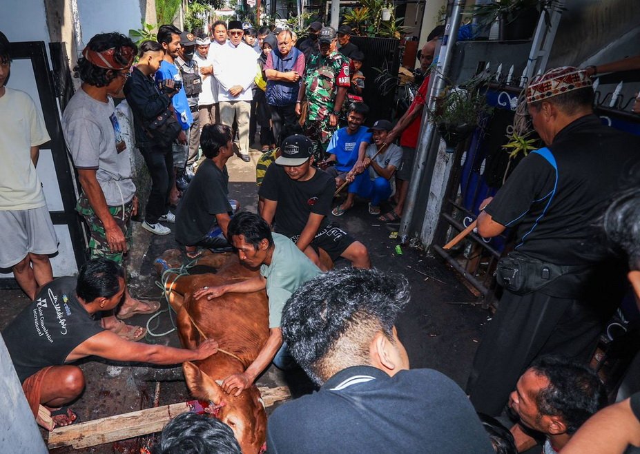 Gencarkan Kebersamaan dan Gotong Royong Warga,  Wali Kota Bandung Berkurban di Cicadas