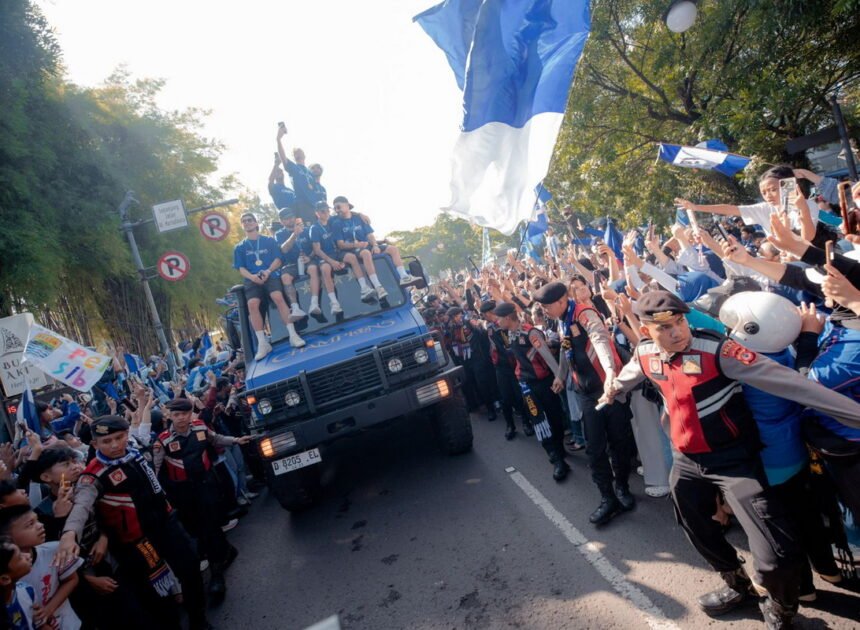 Petugas Dishub dan Polisi Selamatkan Anak Hilang dalam Konvoi Mapag Persib Juara