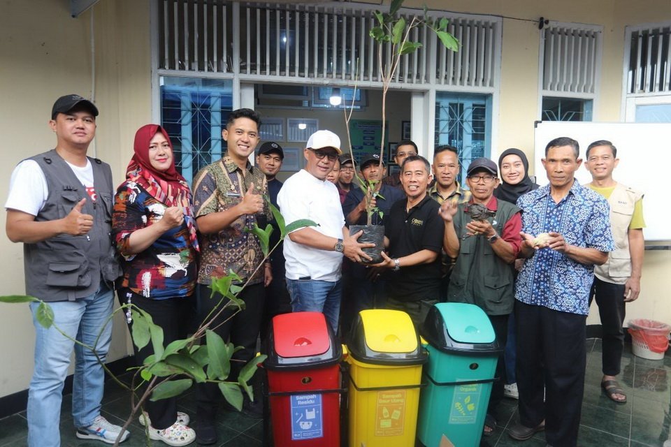 Asep Robin Bantu Program Pengelolaan Sampah bagi RW di Karang Pamulang