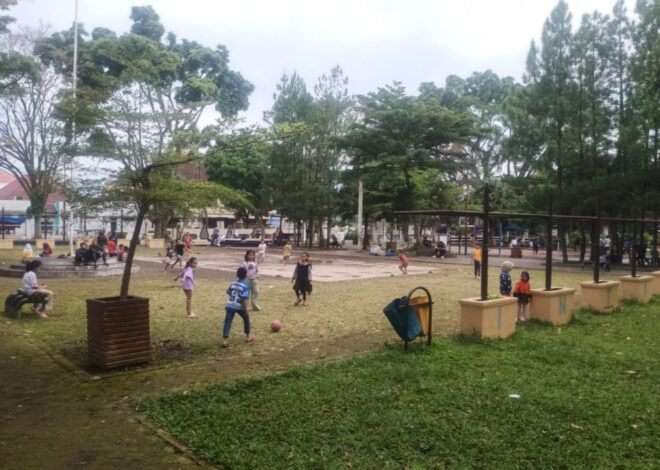 Keceriaan Bola Plastik di Alun-Alun Tarogong Garut Menjaga Ruang Bermain Anak