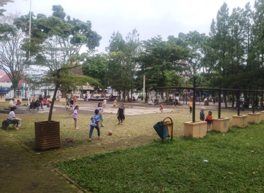 Keceriaan Bola Plastik di Alun-Alun Tarogong Garut Menjaga Ruang Bermain Anak