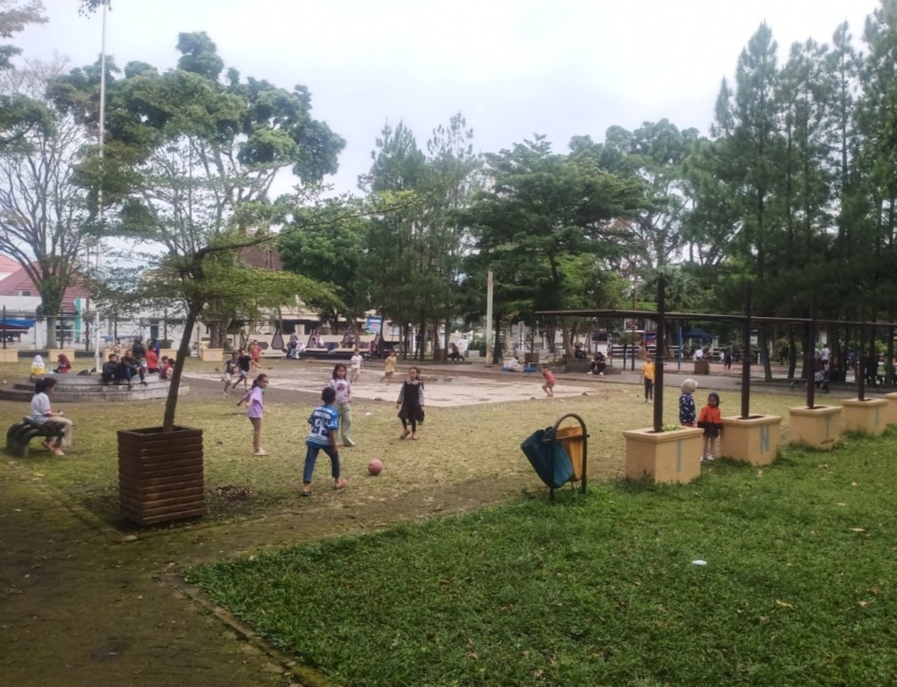 Keceriaan Bola Plastik di Alun-Alun Tarogong Garut Menjaga Ruang Bermain Anak