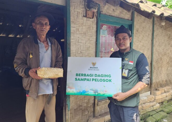 BAZNAS Jabar Salurkan 80 Paket Daging kepada Warga Desa Palasari Subang