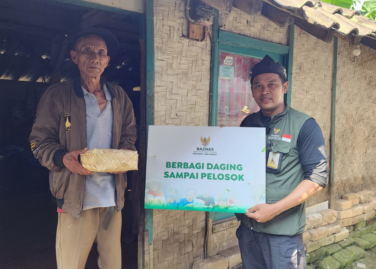 BAZNAS Jabar Salurkan 80 Paket Daging kepada Warga Desa Palasari Subang