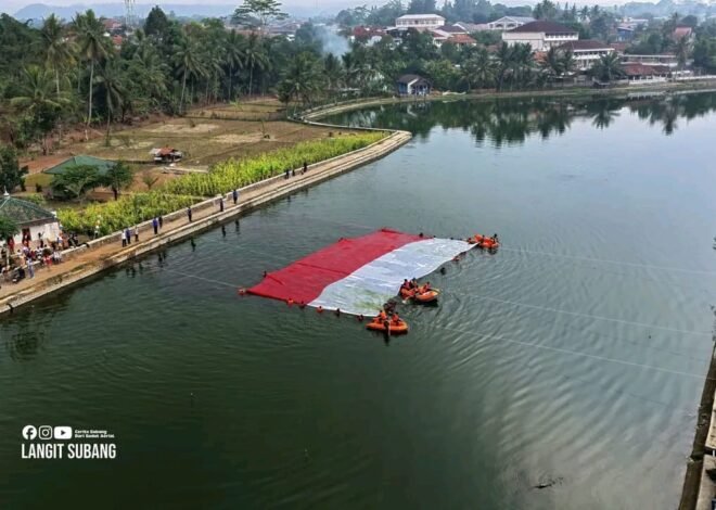 Pemuda Subang Membentangkan Bendera Merah Putih Raksasa di Situ Cigayonggong