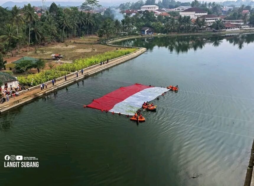 Pemuda Subang Membentangkan Bendera Merah Putih Raksasa di Situ Cigayonggong