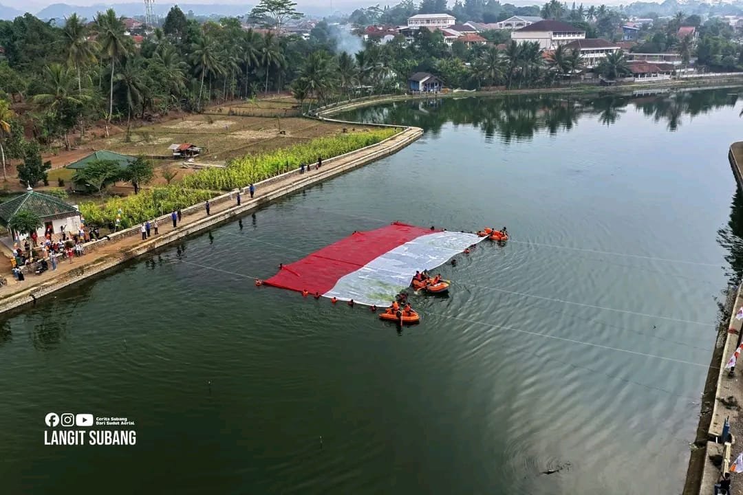 Pemuda Subang Membentangkan Bendera Merah Putih Raksasa di Situ Cigayonggong